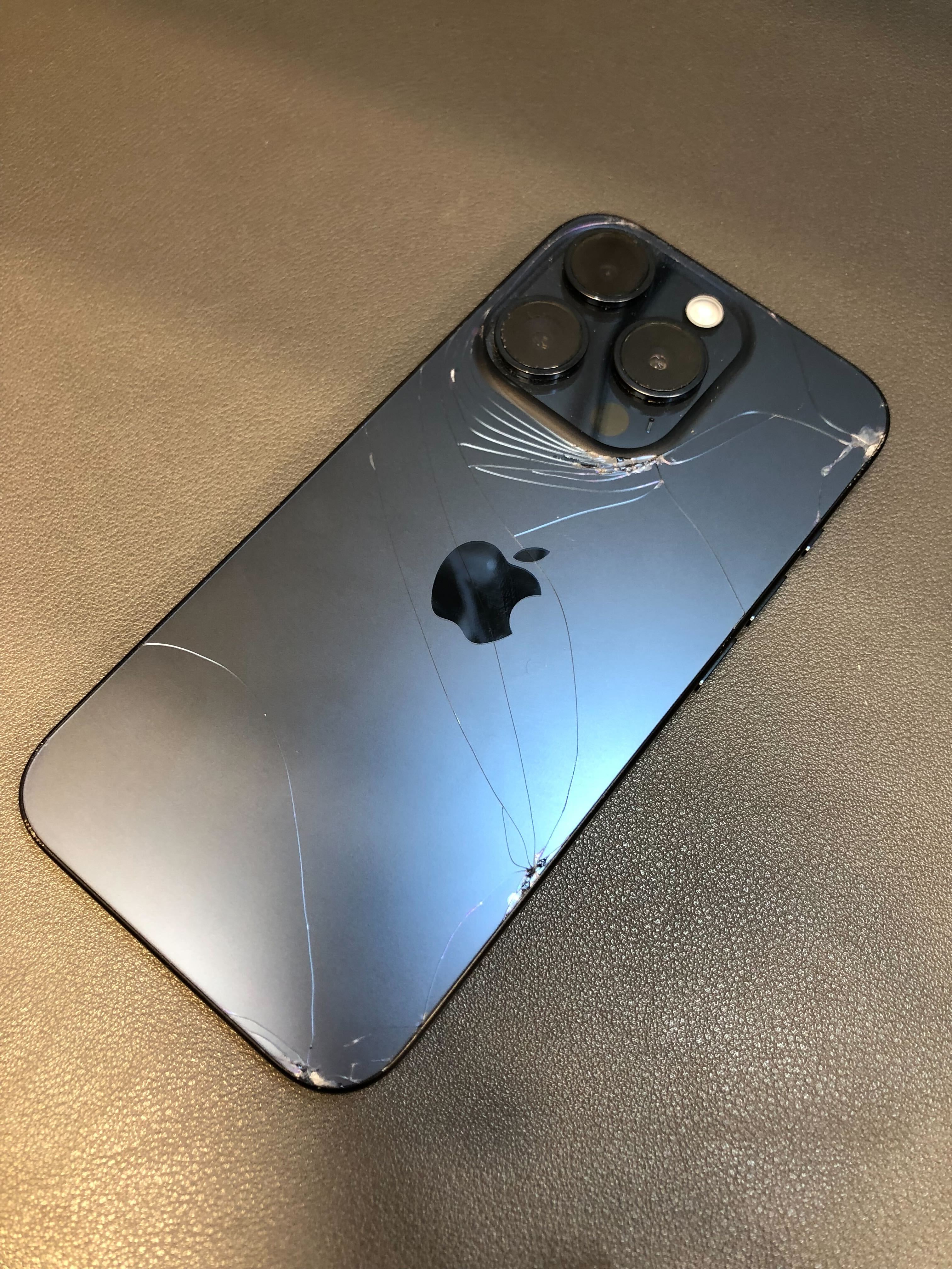 豊橋市】iPhone 13 Proの背面割れ修理｜高級ガラスも背面交換でキレイ